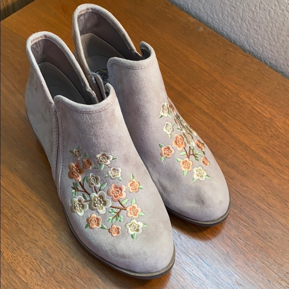 Side zip bootie. - Picture 1 of 7